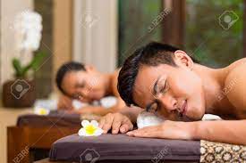 インドネシアのアジア カップルの男女エッセンシャル オイル マッサージ アロマ療法健康美容スパ、リラックス探しています。の写真素材・画像素材  Image 26194390