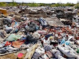 VIDEO Depozite ilegale de deșeuri funcționează în inima Bucureștiului, la câțiva metri de zona locuită de sute de familii cu copii