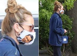 Share the best gifs now >>>. Julia Roberts Wears Barack Obama Face Mask While Shopping