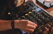 DJ Controller and DJ Mixer: What are the Differences ...