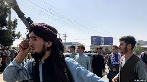 Miles de personas desesperadas acudieron el lunes al aeropuerto de kabul para intentar salir del país, horas después de que la capital afgana pasara a estar controlada por los talibanes, lo que provocó el colapso del gobierno y la huida al extranjero del presidente, ashraf ghani. Ul922tzlv0qubm