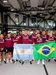 Aston Villa homenageia Douglas Luiz e Emiliano Martínez