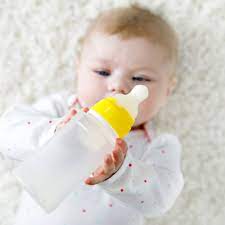 Cha mẹ nên làm gì khi bé ăn dặm không chịu uống sữa. - Tin Tức VNShop