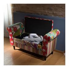 La panca contenitore con schienale, più simile a un divano con vano a scomparsa, si adatta al soggiorno e alla camera da letto. Panca Contenitore Patchwork
