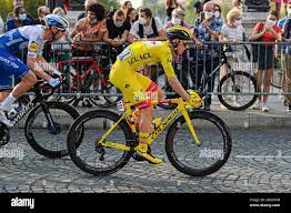 Équipe Emirates eau Tadej Pogacar avec le maillot jaune du leader pendant  la 21e étape du Tour de France à Paris, le 20 septembre 2020 Photo Stock -  Alamy