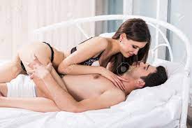 ハグ、白いベッドの上でキス、セックスしお互い愛するロマンチックな若いカップル。の写真素材・画像素材 Image 51826379