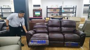 Kebutuhan sofa dalam ruang tamu tidak hanya sebagai tempat duduk, bisa juga berfungsi sebagai hiasan dalam interior ruang tamu tersebut. 9 Pilihan Sofa Informa Berbahan Kulit Yang Nyaman Dan Mewah Rumah123 Com