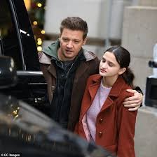 Website dedicated to jeremy renner. Jeremy Renner Is Spotted With His Hawkeye Costar Hailee Steinfeld As They Film Scenes In Nyc Daily Mail Online