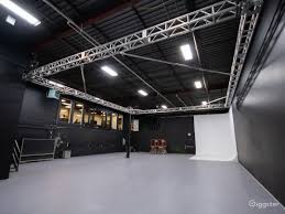 studio warehouse high ceiling drive