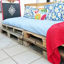 quickly make a super easy pallet couch
