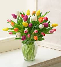 We strongly recommend using either a dark glass vase or ceramic vessel, says stembel. Make Your Vase Flowers Live Longer Spring Flower Arrangements Tulips Arrangement Spring Flower Arrangements Centerpieces