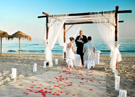 Matrimonio in spiaggia, caratteristiche dell'abito da sposa perfetto posted by: Un Matrimonio Sulla Spiaggia Che Abito Da Sposa Richiede Look Sposa