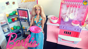 Los juegos de cocina en línea no son necesariamente solo juegos de chicas o de barbie. Juegos De Barbie La Barbie En La Cocina Youtube