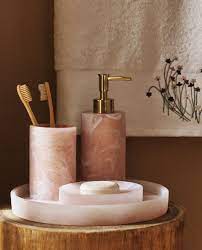 Organik ve pamuklu yapılarıyla cilt sağlığınızı tam anlamıyla korumanıza yardımcı. Https Www Zarahome Com Gb New Arrivals Collection Pink Resin Bathroom Set C1020256006p301925538 Html Ct True Zara Home Bathroom Sets Zara Home Bathroom