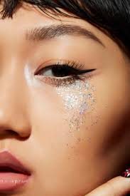 here s 5 ways to wear glitter makeup