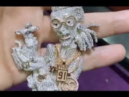 Migos' quavo now has his own piece of bling based off one of the group's hit tracks, dat way. migos' quavo new napoleon complex cost me $35k in gold & diamonds!! Quavo Flossin 250k Ratatouille Elliot Avianne Chain Youtube