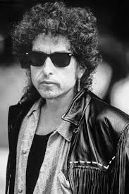 Soon as a man is born, you know the sparks begin to fly, he gets wise in his own eyes and he's made to believe a lie. Bob Dylan Im Jahr 1985 Bild Kaufen Verkaufen