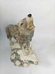 Lone Wolf Howling Figurine Statue