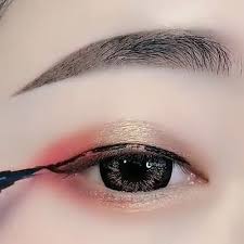 Now, before setting out to apply the liquid eylener, your change of state is to use some primer. How To Apply Eyeliner Perfectly So That It Doesn T Budge Or Smudge Girlstyle Singapore