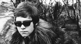 Elton John su carrera en fotos