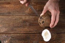 Te contamos cuáles son los beneficios de comer coco seco, además de bajar facilitarte bajar de peso. Coco Seco Como Abrir E Descascar A Fruta Facilmente