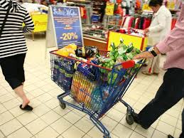 Un coş de cumpărături costă în România mai mult decât în Polonia, deşi salariile sunt mai mici