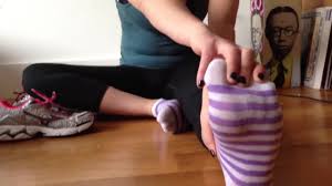 Mädchen in violetten und weißen Socken zieht sie aus, damit du ihre schönen  nackten Füße bewundern kannst - Feet9