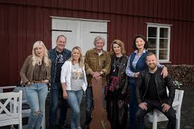 The artists gets one day each where they are in focus, and are honored with new versions of their own songs. Kultur Ostfold Rundt Spiller Inn Ny Sesong Med Hver Gang Vi Motes I Valer