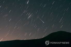 오늘 (12일) 밤부터 13일 새벽 사이 별똥별 '페르세우스 유성우'가 북동쪽 하늘을 수놓을 전망이다. Sq2fh S5 Yxqtm
