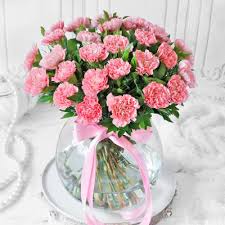Hot pink carnations are a bold addition to any bouquet or arrangement. Order Bouquet Of Light Pink Carnations In Globe Vase 25 Stems Online At Best Price Free Delivery Igp Flowers