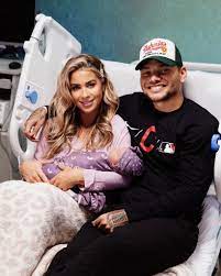 Kane Brown & his Wife End 2021 with a ...