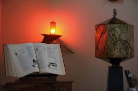Comprendre une église : la lampe, signe de la présence réelle du Christ