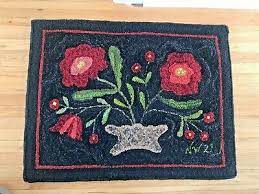 hand hooked wool rug primitive pattern