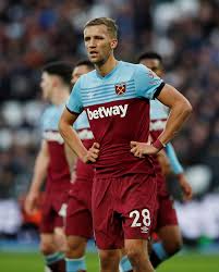 Tomáš souček prefers to play with right foot. West Ham Midfielder Soucek Set For Spell On The Sidelines Clubcall Com