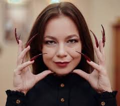 Девушка из Челябинска рассказала, как ей живется с 6-сантиметровыми ногтями  ведьмы