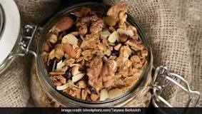 Can old nuts cause food poisoning?
