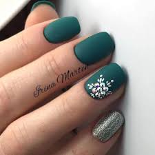 nail design ideas in emerald green