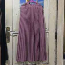 Brokat dengan kombinasi kain organza yang mewah berwarna dusty pink yang cantik dapat menjadi salah satu pilihan kebaya anda. Rok Plisket Dusty Pink Fesyen Wanita Muslim Fashion Lainnya Di Carousell