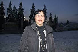 Hun ble i 2001 norges første valgte stortingsrepresentant med innvandrerbakgrunn. Fram Og Tilbake I Tid Med Afshan Rafiq