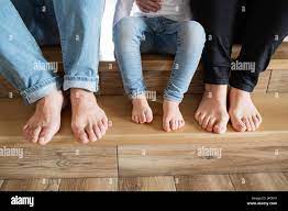 Schöne junge Familie. Nackte Füße von Mutter, Vater und Tochter  Stockfotografie - Alamy