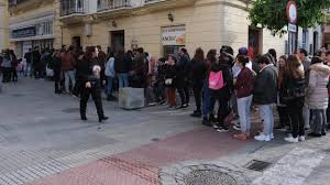 Vídeo: Grandes colas en Cádiz para conseguir un topolino gratis de Los  italianos