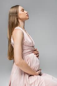 pregnant woman with natural makeup