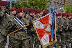 W intencji żołnierzy w bazylice garnizonowej z udziałem kompanii honorowej i orkiestry reprezentacyjnej wojsk lądowych. L Yrbqmo1b3gnm