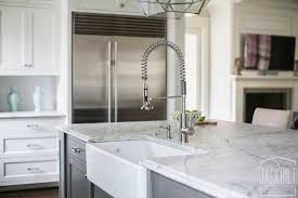 farmhouse sink and pull out faucet