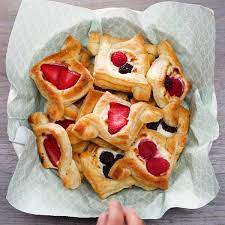 Pastry With Cream Cheese And Fruit gambar png
