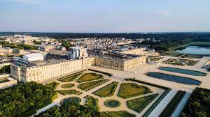 Château de Versailles on Twitter: "#LeSaviezVous Le château de Versailles  est le plus grand château du monde, il compte 2300 pièces et s'étale sur  5,56 hectares de surface au sol. #DidYouKnow The
