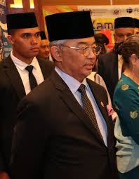 Abdullah, 1 temmuz 1975'te pahang'ın veliaht prensi tengku mahkota olarak atandı. Abdullah Of Pahang The 16th Yang Di Pertuan Agong Monarch Of Malaysia And The Sixth Sultan Of Pahang Dailymi