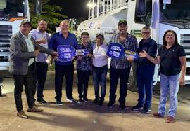 Vereadores recebe maquinários após Senador Jayme Campos atender os requerimentos em Brasília. · Câmara Municipal de Peixoto de Azevedo - MT