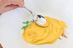 How do you make gold food coloring?