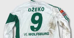 Entdecke vfl wolfsburg auf nike.com. Das Getragene Vfl Wolfsburg Trikot Von Fussballprofi Edin Dzeko
